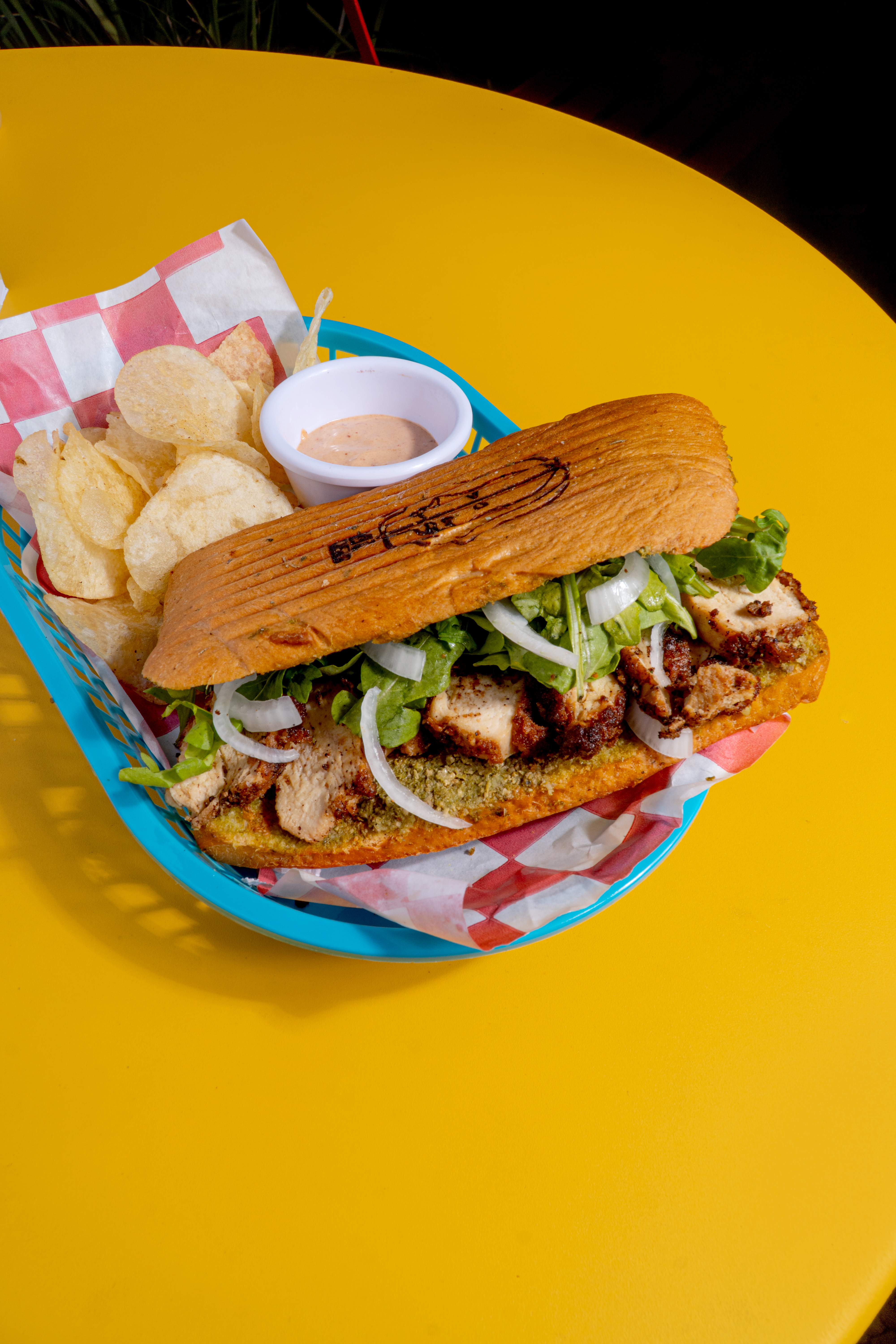 Torta gourmet con ingredientes frescos y salsas